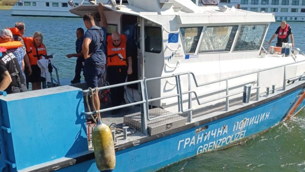 Спасителна операция на Дунав: Евакуират близо 200 пасажери от заседнал швейцарски кораб край Гомотарци