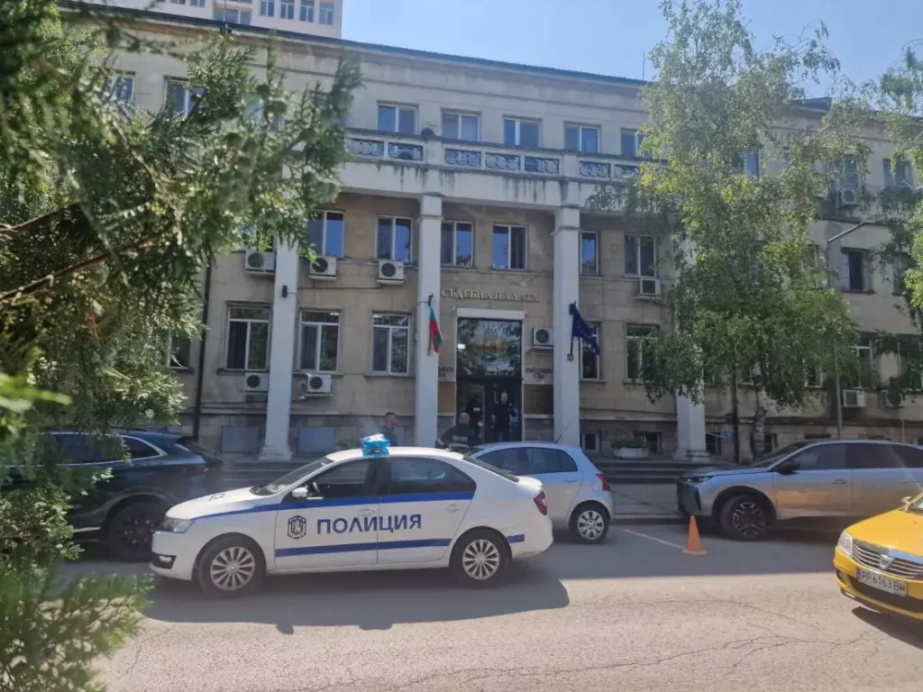 Вълна от сигнали за бомби евакуира съдилища, прокуратури и администрации в страната