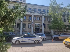 Вълна от сигнали за бомби евакуира съдилища, прокуратури и администрации в страната