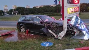Кола се вряза в бензиностанция в Русе, няма пострадали