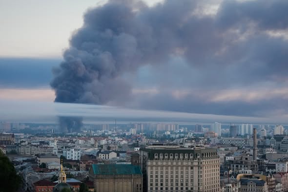Най-малко 13 загинали след масирана руска атака срещу Киев