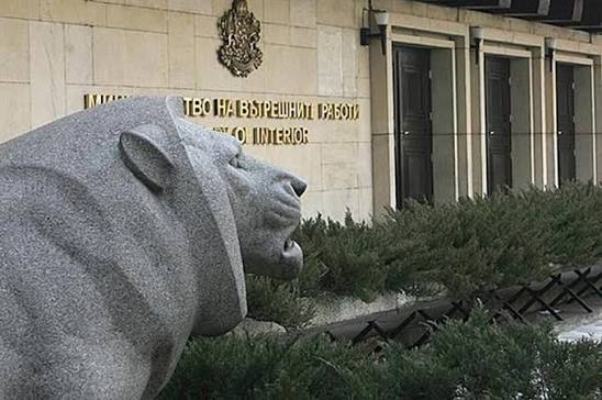 МВР отбелязва професионалния си празник с водосвет и почит към загиналите служители