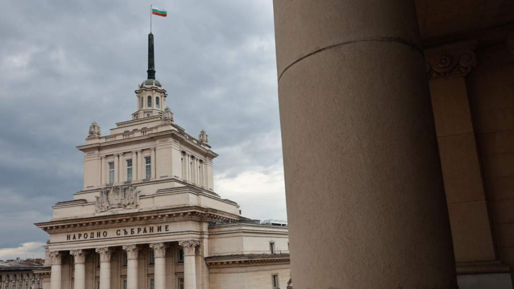 Демерджиев внесе в НС ﻿справката с хората, свързани с полетите на ﻿Пеевски
