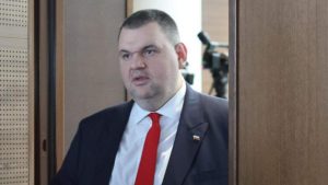 МВР проверява 227 полета на Делян Пеевски, чака данни от Гърция, Турция и Дубай