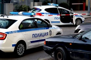 Камион блъсна три паркирани коли, четирима пешеходци пострадаха
