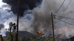 160 пожарникари се борят с големия пожар край Солун, има предупреждение за замърсяване на въздуха