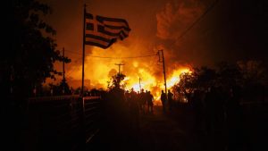 Пожар край Солун изпепели фабрики и наложи евакуации