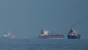 Петролът поскъпна над 95 долара заради заплахите за Червено море и Ормузкия проток