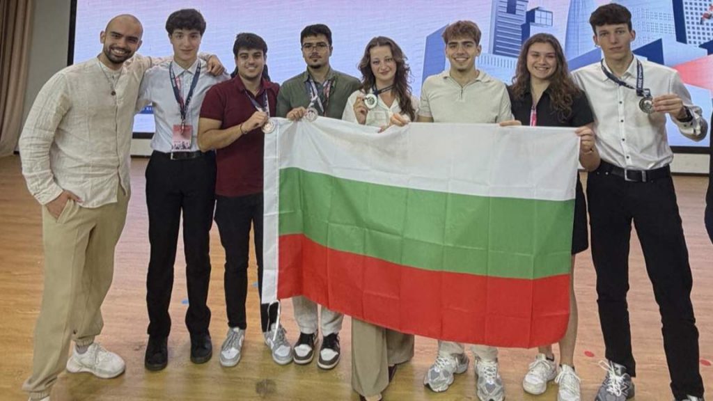 Български ученици завоюваха пет медала на Международната олимпиада по икономика
