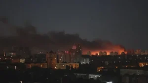 Най-малко 13 души загинаха при масирани руски удари в Украйна