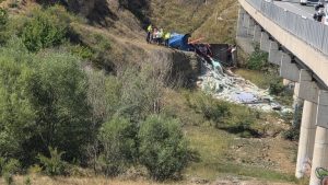 Шофьор загина след падане на камион в 20-метрово дере на автомагистрала „Струма“
