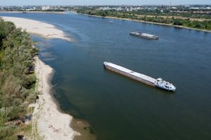 Ниските нива на Дунав затрудняват корабоплаването в българския участък, водните равнища остават критични