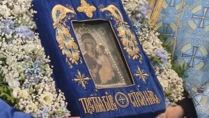 Хиляди миряни се стекоха в катедралата във Варна за поклонение пред чудотворната Хавайска икона на Света Богородица