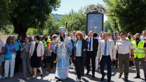 Президентът Илияна Йотова се включи в литийното шествие с иконата „Богородица Троеручица“ в Троянския манастир
