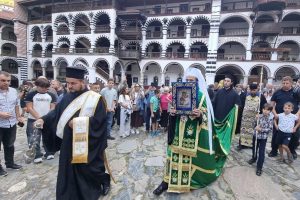 Патриарх Даниил и чудотворната Хавайска икона бяха посрещнати от хиляди вярващи в Рилския манастир
