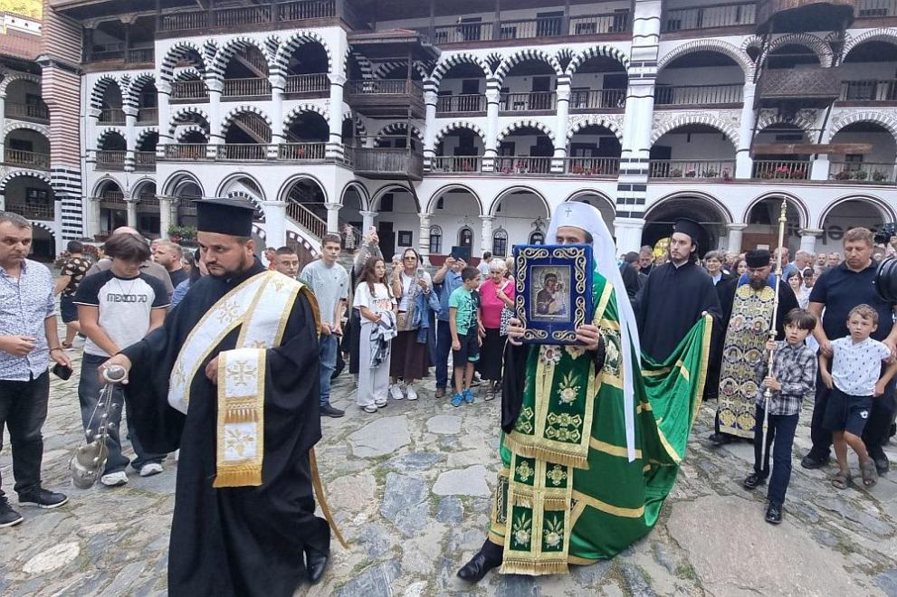 Патриарх Даниил и чудотворната Хавайска икона бяха посрещнати от хиляди вярващи в Рилския манастир