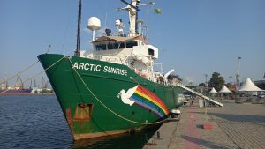 Корабът Arctic Sunrise на „Грийнпийс“ акостира във Варна срещу добива на нефт и газ в Черно море