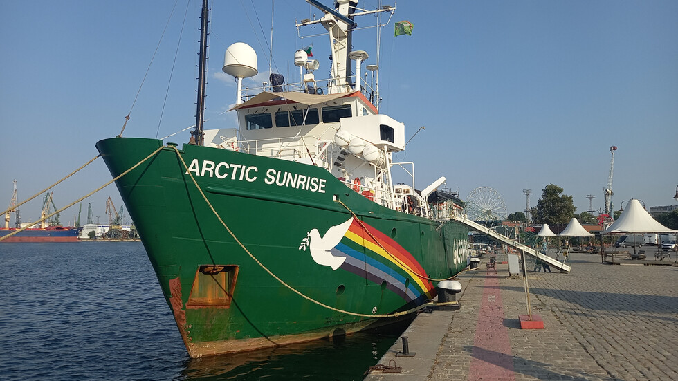 Корабът Arctic Sunrise на „Грийнпийс“ акостира във Варна срещу добива на нефт и газ в Черно море