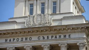 Парламентът прие тестовете за почтеност в държавната администрация сред остри политически спорове