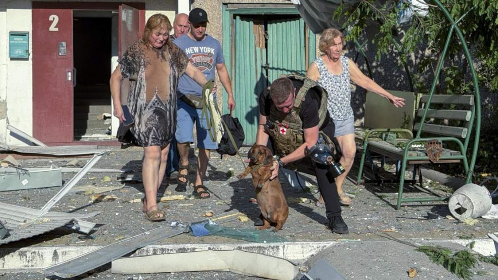 Москва твърди, че е поразила три кораба, Украйна атакува цели в Русия и Крим