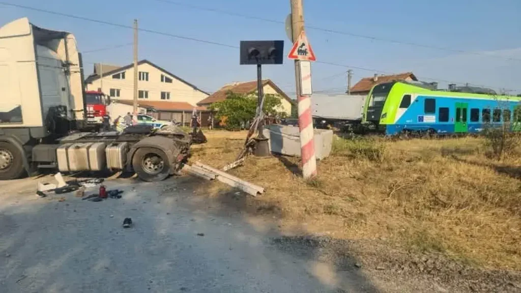 Товарен камион и пътнически влак се сблъскаха на жп прелез във Враца