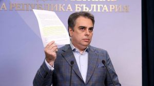 Асен Василев поиска оттеглянето на Илияна Йотова от президентските избори заради помилване на наркодилър