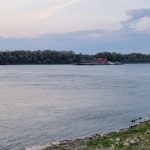 Кораб заседна край Русе при ниски води на Дунав, ограниченията за плавателните съдове остават в сила