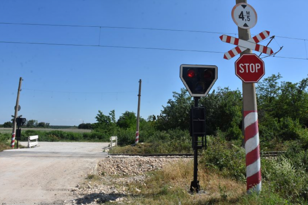 Влак блъсна кола с четирима младежи на жп прелез край исперихското село Тодорово
