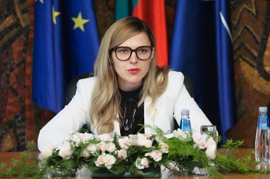 Велислава Петрова извика спешно посланика в ОАЕ след разкрития за милионни нарушения с мантинели