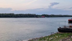 Кораб заседна край Русе при ниски води на Дунав, ограниченията за плавателните съдове остават в сила
