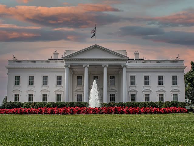 Белият дом ограничи достъпа на CNN до президентските пътувания на фона на медиен бойкот