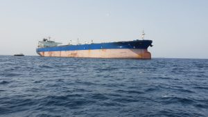 Кораб е бил ударен от снаряд в Ормузкия проток