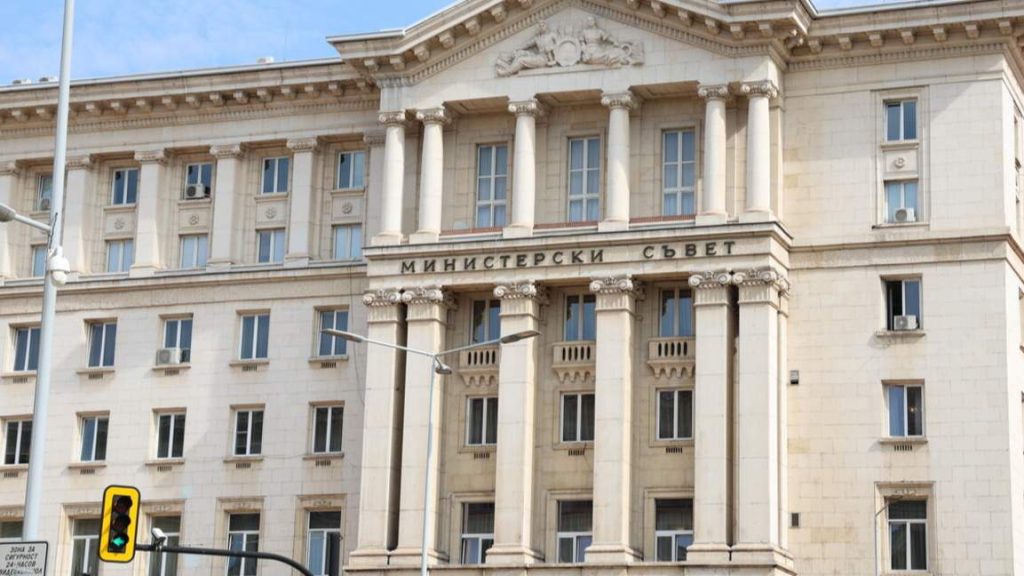 Правителството обявява мерките в помощ на домакинствата и бизнеса заради скъпите горива