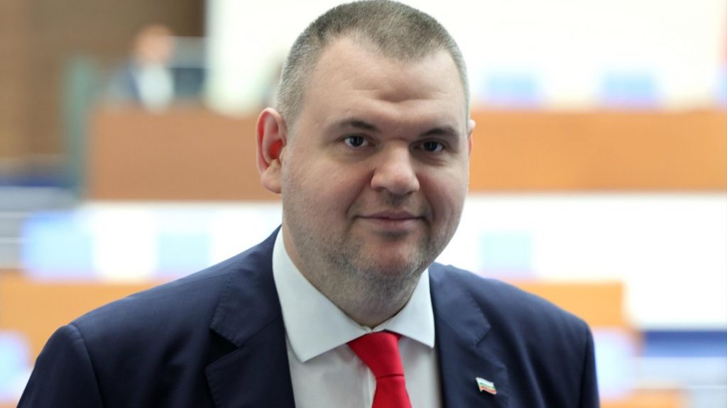 Пеевски отрече връзки с фирми за мантинели и поиска бърза проверка от НАП