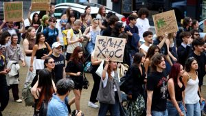 Протест в НАТФИЗ с шествие до МОН с искане на оставката на ректора