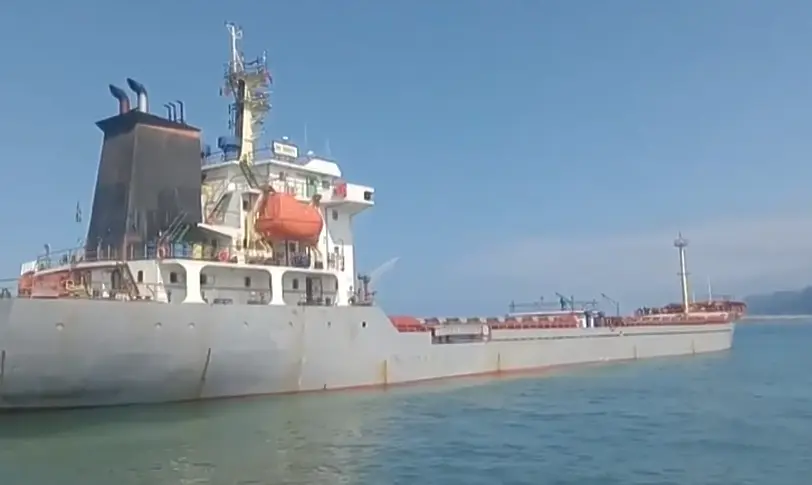 Спасените петима моряци от потъналия кораб HS Dignity пътуват към Варна след нощната атака с дронове в Черно море