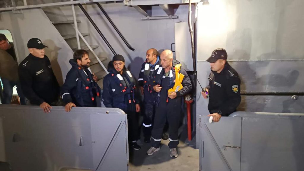 Четирима от спасените моряци от потопения край Крапец кораб „HS Dignity“ пристигнаха във Варна
