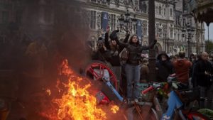 Над 1800 арестувани и близо 500 ранени служители на реда след вандалски прояви във Франция, Макрон свиква извънредно обръщение