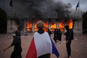 Масови безредици и над 1200 арести във Франция след протести срещу скъпия живот