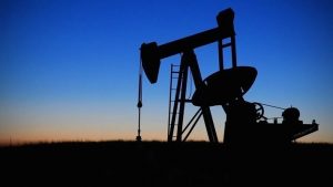 Петролът поевтиня с над 2% след посредническо предложение между САЩ и Иран