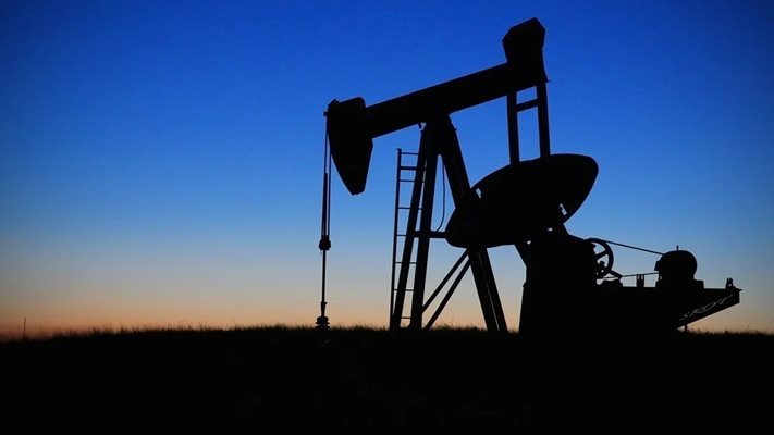 Петролът поевтиня с над 2% след посредническо предложение между САЩ и Иран