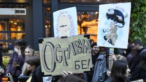 Студенти от НАТФИЗ излязоха на шествие с искане за оставките на ректора и просветния министър