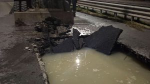 Авария на нов водопровод предизвика пропадане на пътя край резиденция „Евксиноград“