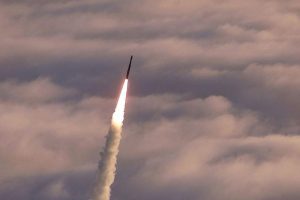 Северна Корея изстреля балистична ракета на фона на ескалиращо напрежение със Сеул