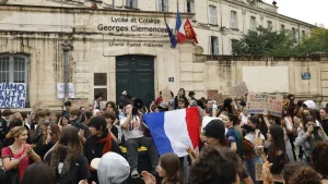 Френските власти започват седмица на диалог след размириците, премиерът Льокорню се срещна с ученически лидери