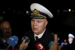 Екипажът на поразения край Калиакра контейнеровоз „Контшип Джет“ бе свален успешно във Варна
