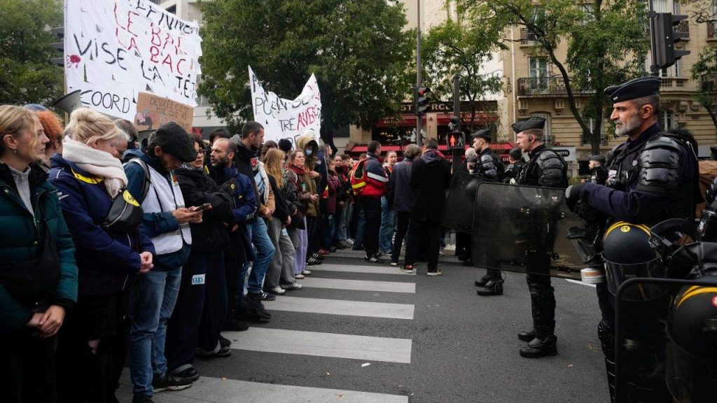 Хиляди отново излязоха на протест във Франция срещу скъпия живот, мобилизирани са 70 000 полицаи