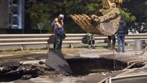Нов водопровод в гаранция аварира край Евксиноград, пропадна пътят към Варна