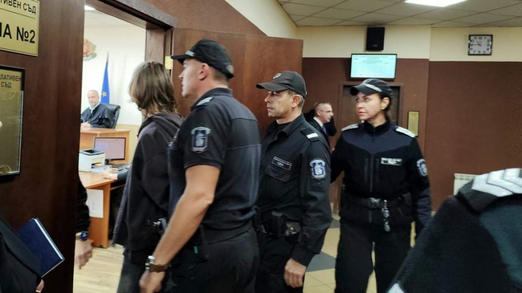 Апелативният съд решава дали 14-годишният, обвинен за убийството на майка си, да остане в ареста