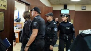 Апелативният съд решава дали 14-годишният, обвинен за убийството на майка си, да остане в ареста